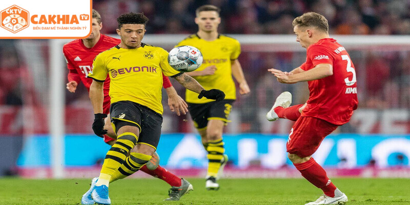 Cầu thủ Bayern Munich tranh bóng với Dortmund trên sân Allianz Arena